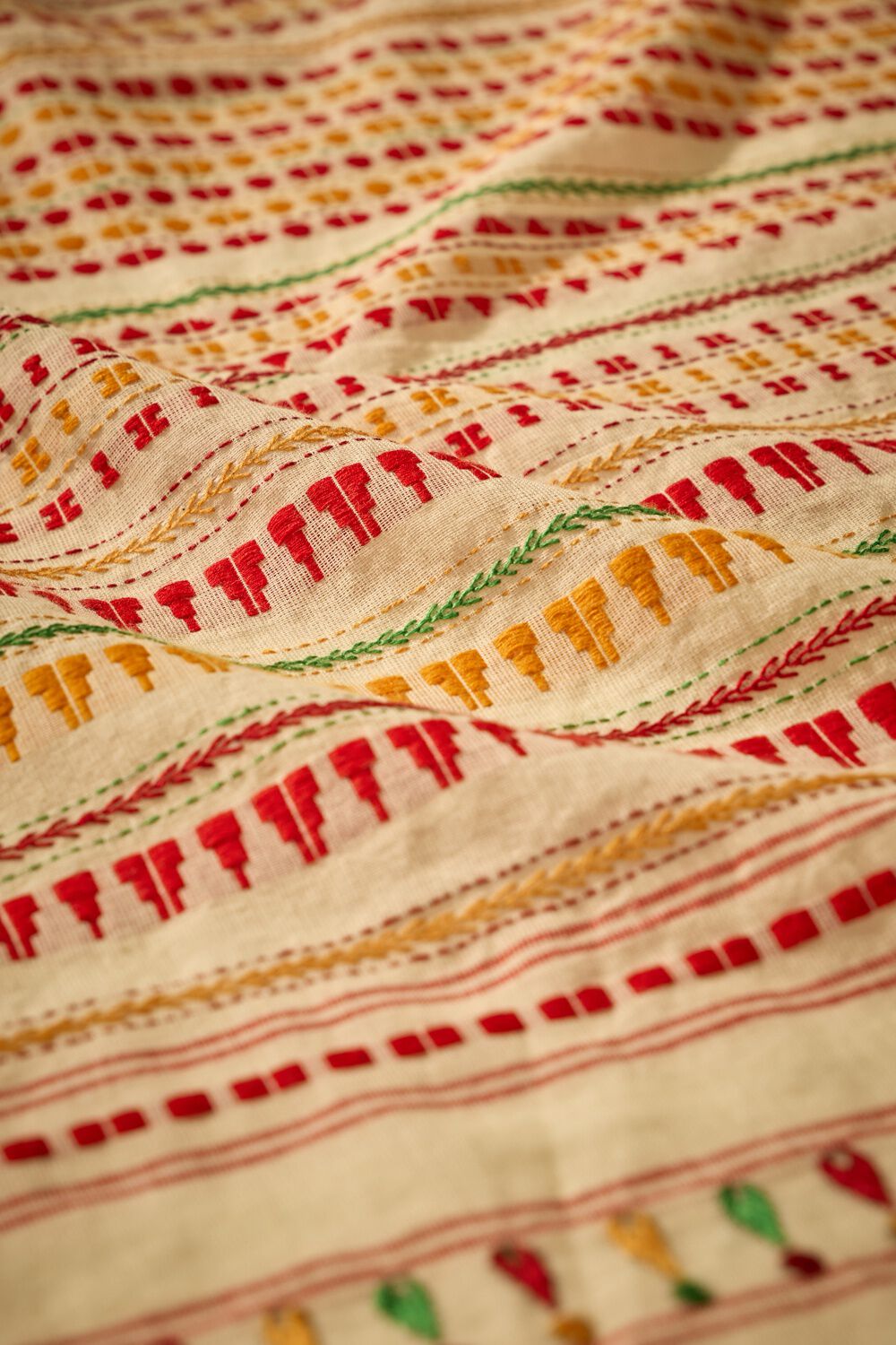 Off White Bengal Pure Cotton Kantha Embroidered Saree image number null