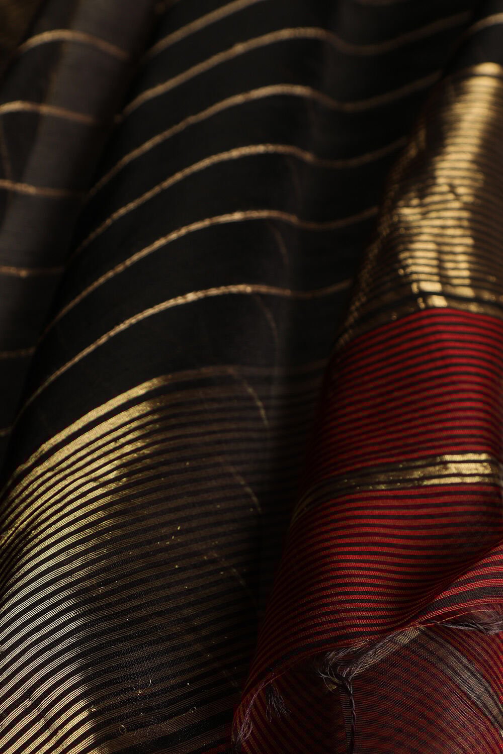 Red Woven Pure Silk Cotton Maheswari Saree image number null
